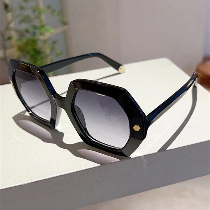 Regina™ - Oversized & Trendy